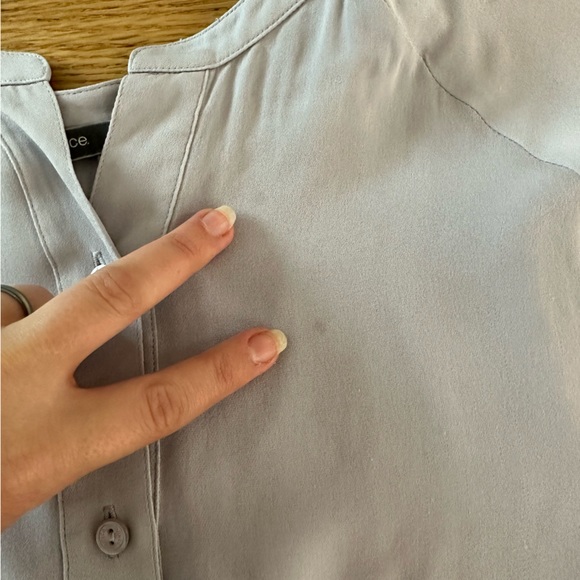 Vince lavender silk top with buttons size XS - Picture 5 of 8
